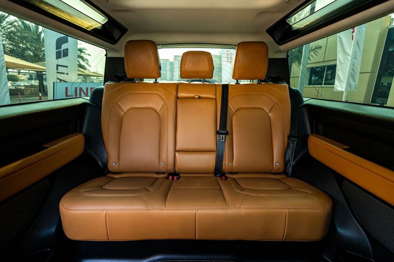 Land Rover Defender P300 90 SE 2.0L (6 Seater)