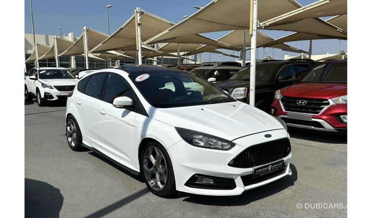Ford Focus ST ACCIDENTS FREE - GCC - ORIGINAL PAINT - FULL OPTION - MANUAL GEAR - PERFECT CONDTION INSIDE OUT