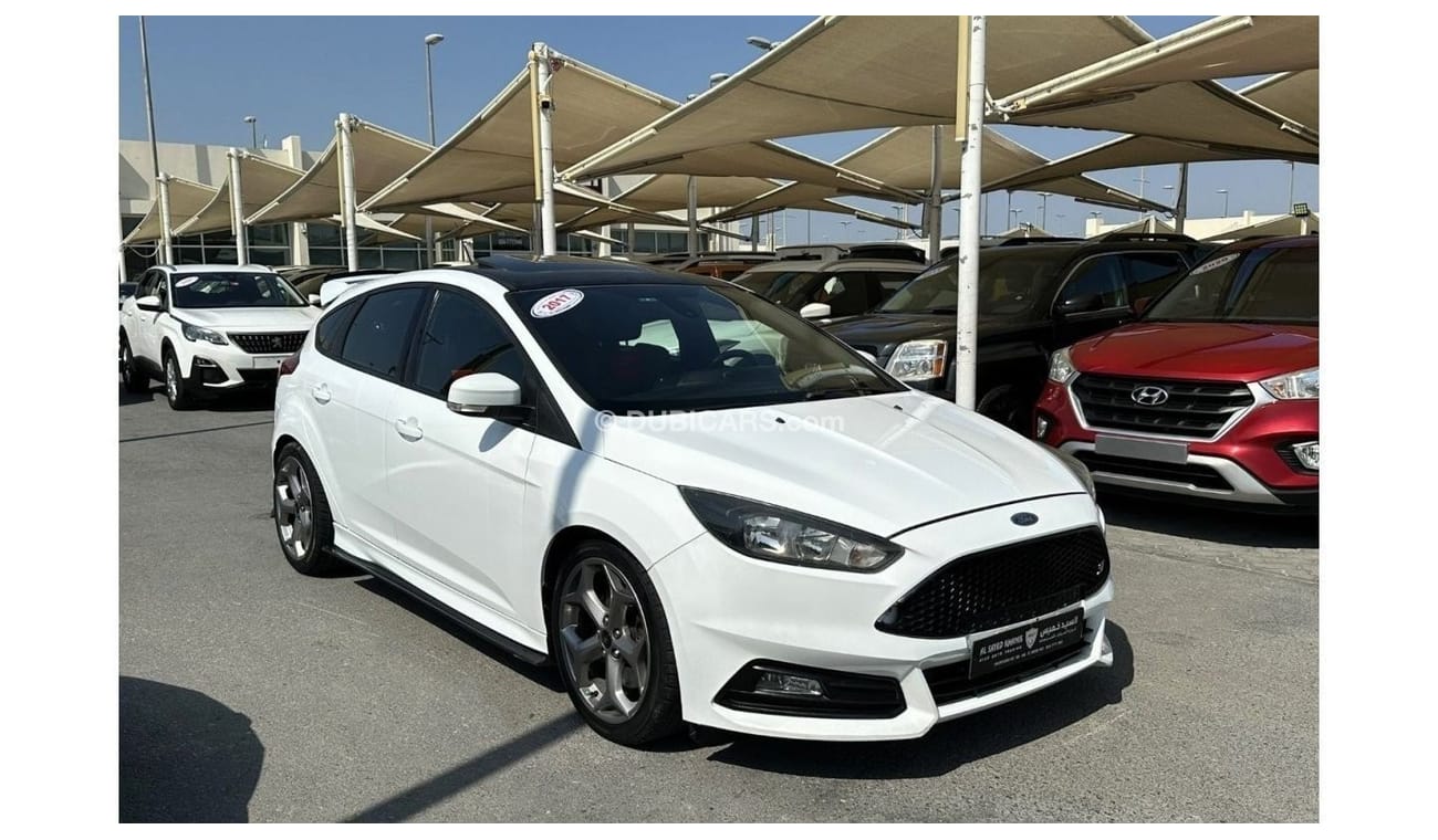 Ford Focus ST ACCIDENTS FREE - GCC - ORIGINAL PAINT - FULL OPTION - MANUAL GEAR - PERFECT CONDTION INSIDE OUT