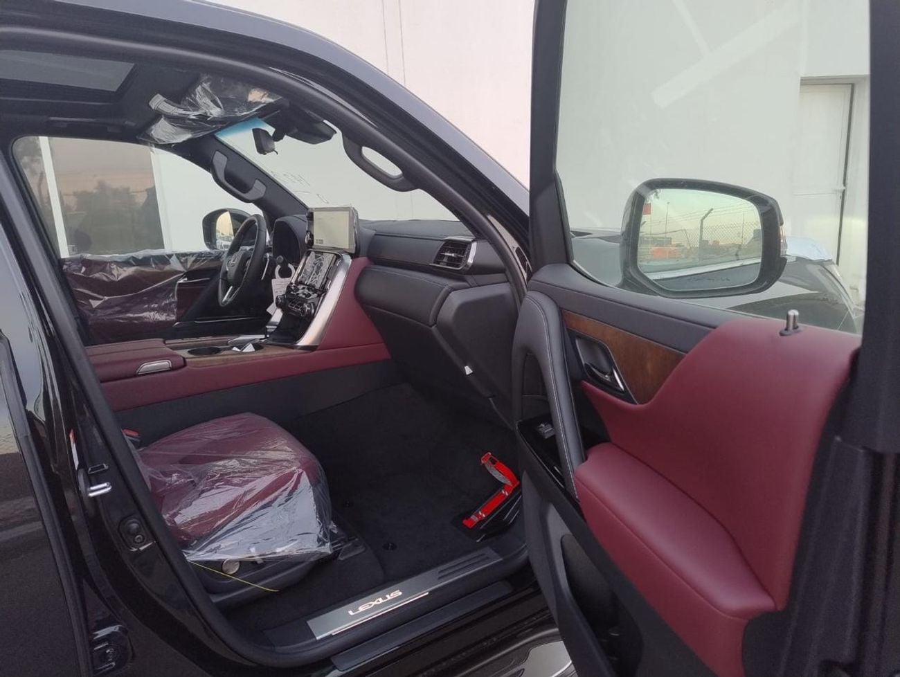 لكزس LX 700h SIGNATURE