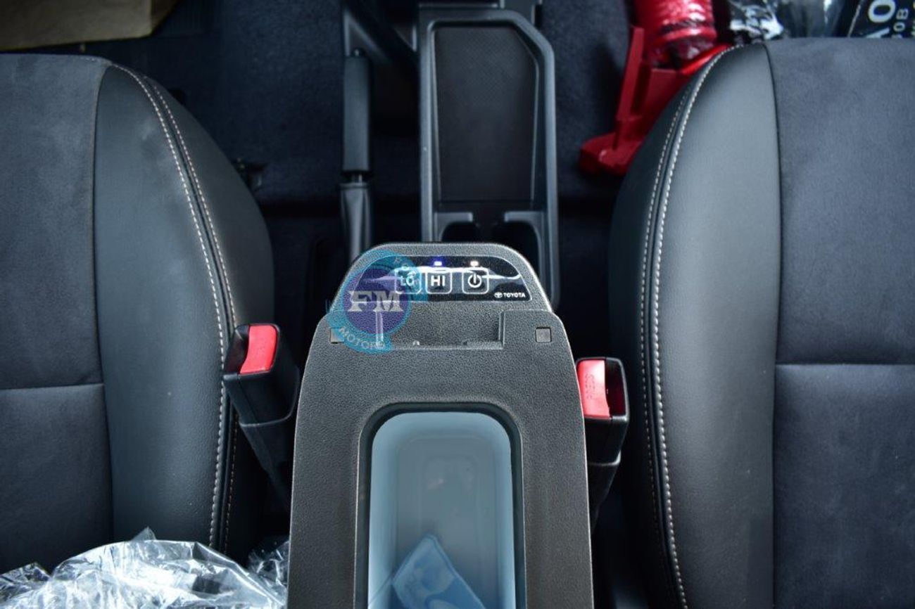 تويوتا لاند كروزر 70 76 40th Anniversary LX-Z 2.8L Diesel 4WD Automatic