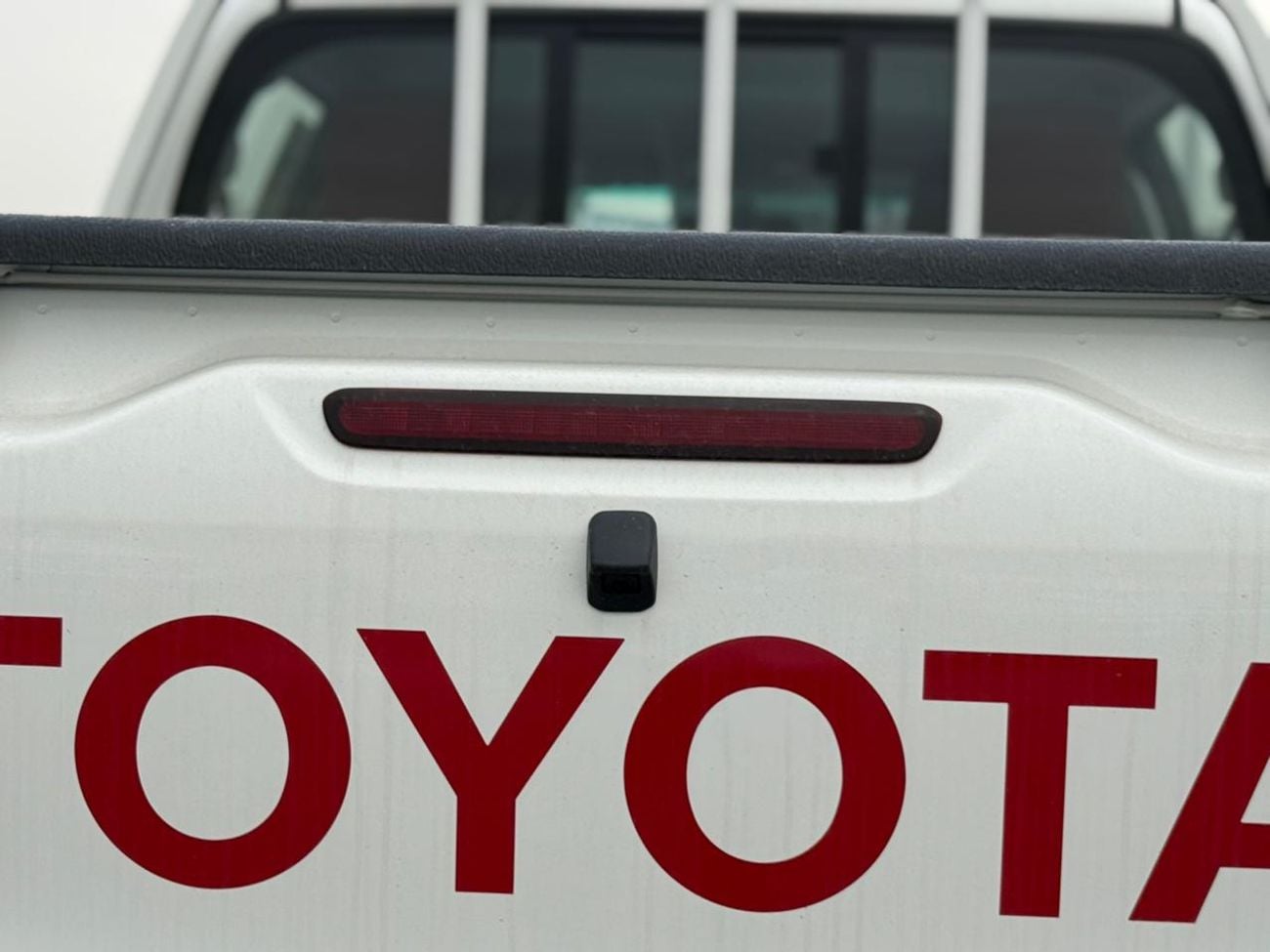 Toyota Hilux 2.7L GLX-S FULL WITH WIRLESS CHARGER AND COMPRESSOR OMANI