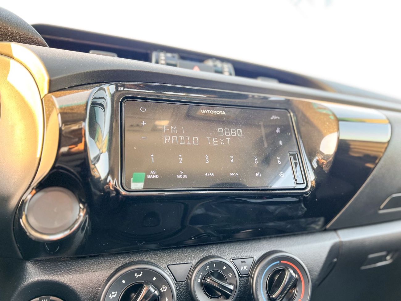 Toyota Hilux EXPORT PRICE - TOYOTA HILUX SC DLX 2.4L DSL