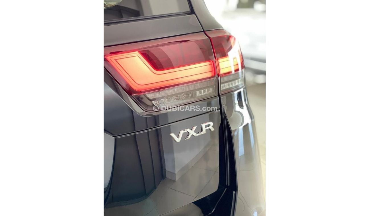 Toyota Land Cruiser VXR BLACK/RED