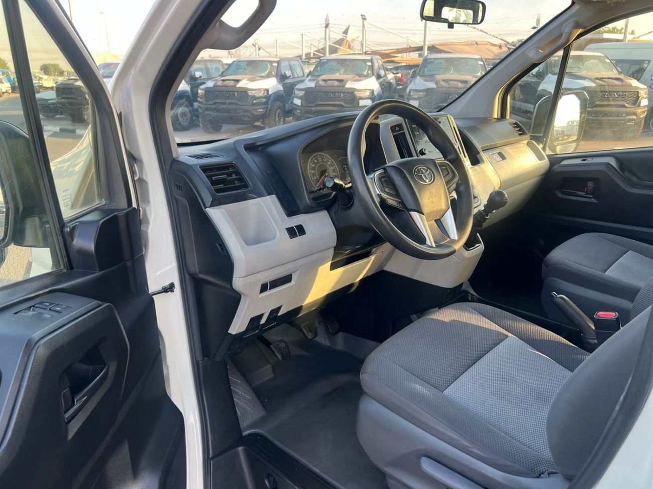 تويوتا هاياس 2021 Toyota Hiace 3.5L V6 FWD - GCC- Passenger - Patrol Manual - 13 Seater - No Accident