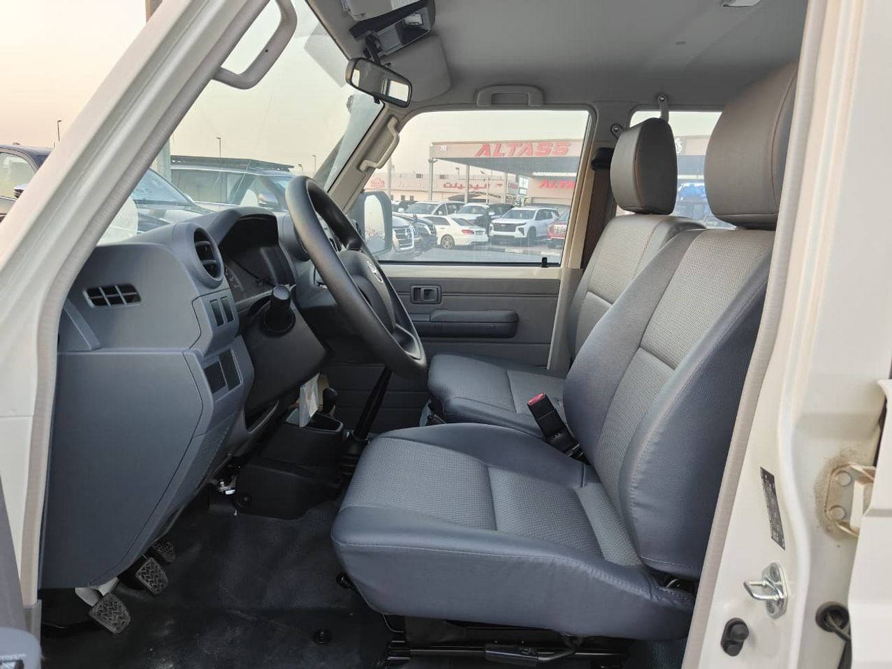 Toyota Land Cruiser 70 2025 Toyota Land Cruiser LC76 5-Door Hardtop without Diff-Lock 4.2L 6-Cyl Diesel M/T Export Only