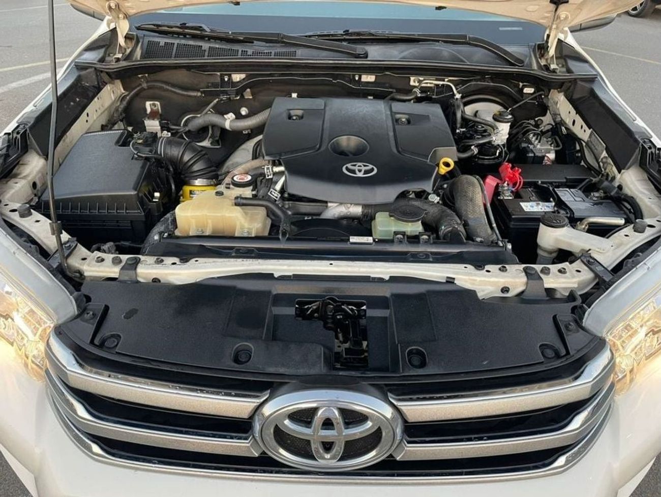 تويوتا هيلوكس 2022 Toyota Hilux Deisel Manual Transmission - 4x4 AWD - 2.4L V4 - Rear CAM - Auto Doors -