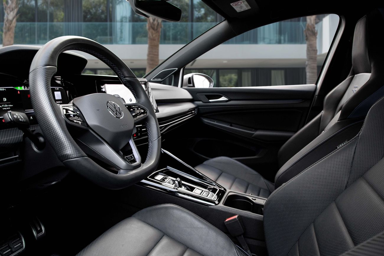 فولكس واجن جولف Golf R | 3,330 P.M | 0% Downpayment | LEATHER | SUNROOF | VW WARRANTY