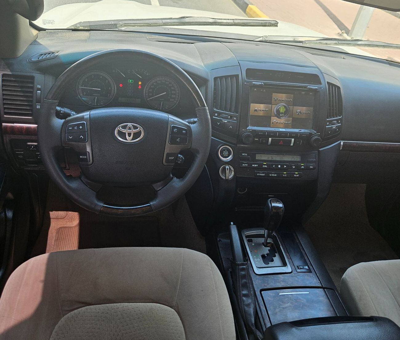 Toyota Land Cruiser model 2009 v6