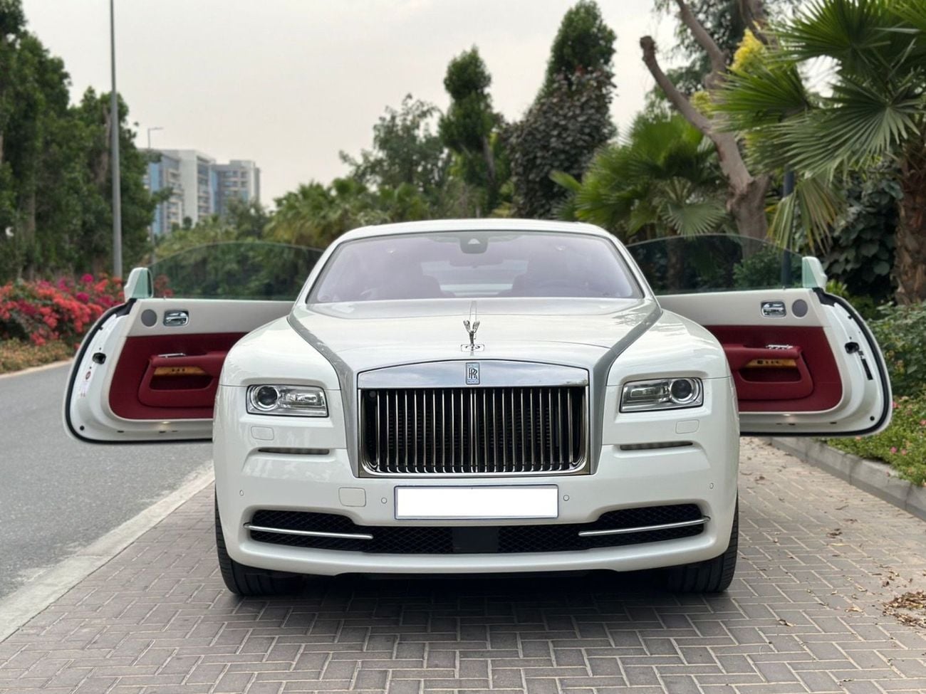 رولز رويس واريث 2015 Rolls Royce Wraith | GCC Specs | 6.6L V12 | 624 HP | 66k KM | WHITE/RED | Starlight Headliner |
