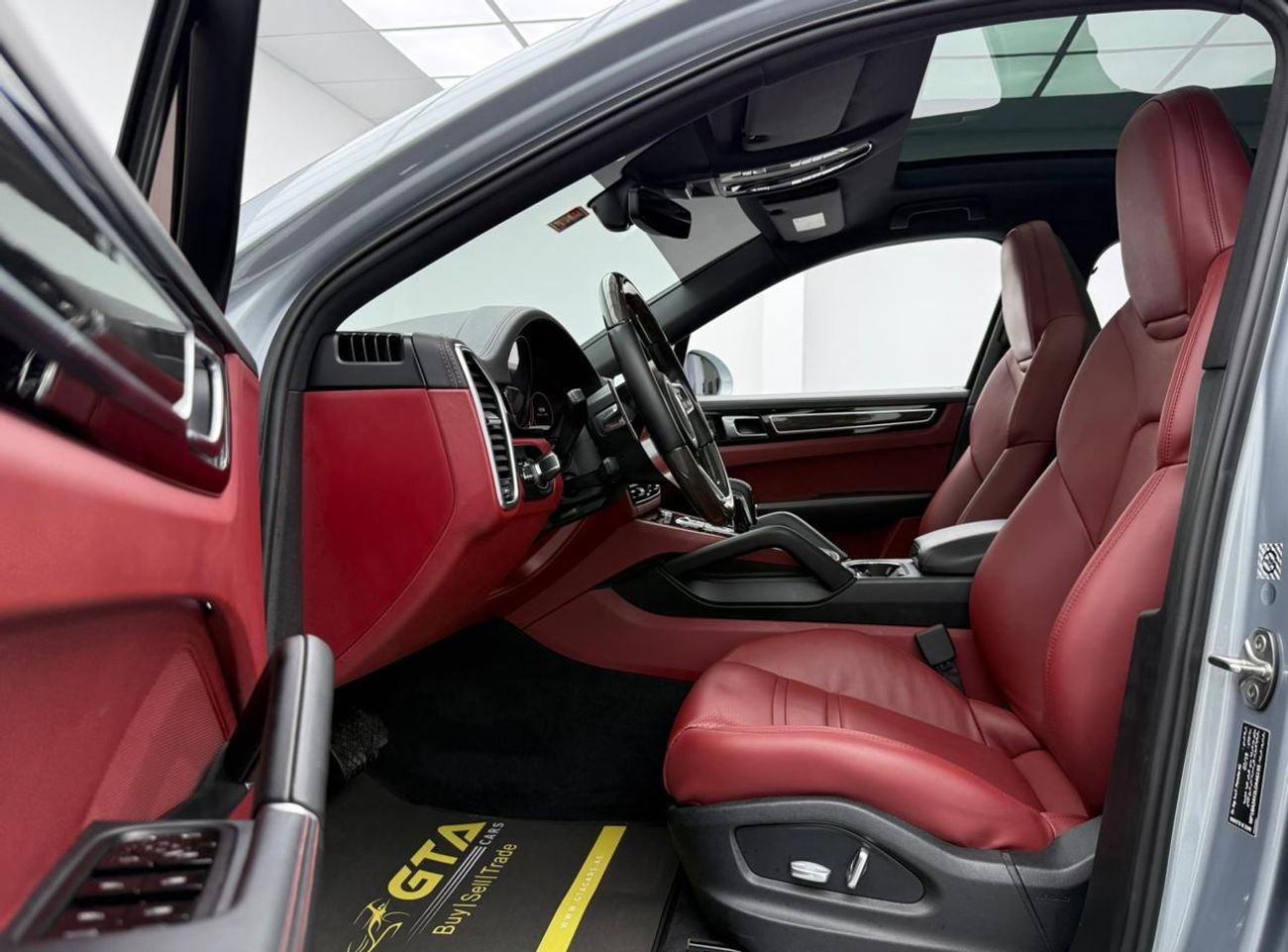 Porsche Cayenne Base Coupe 2020 Porsche Cayenne Coupe, Warranty, Sport Chrono Package, Fully Loaded, Excellent Condi