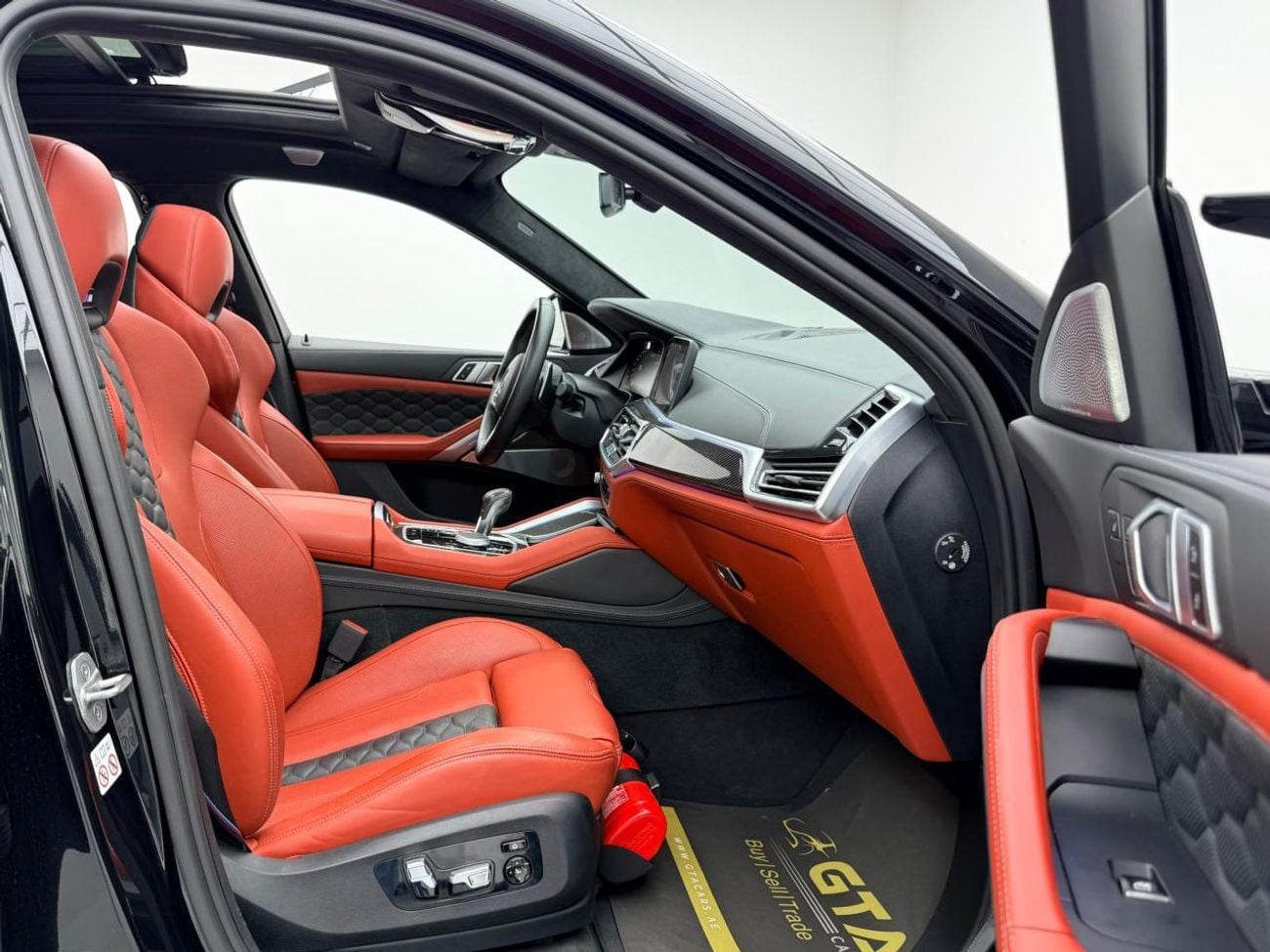 بي أم دبليو X6 M 2021 BMW X6M Competition, Warranty, Full BMW Service History, Carbon Fiber Interior, GCC