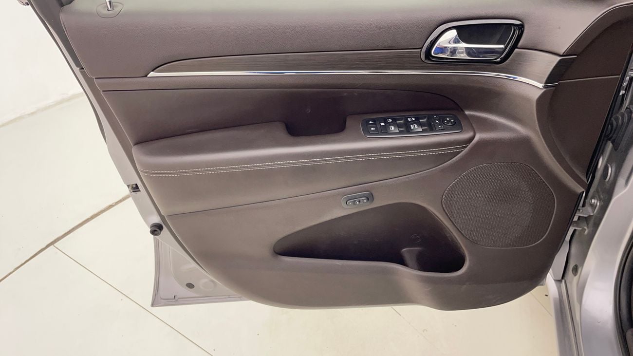 جيب جراند شيروكي OVERLAND 5.7 | بدون دفعة مقدمة | اختبار القيادة في المنزل