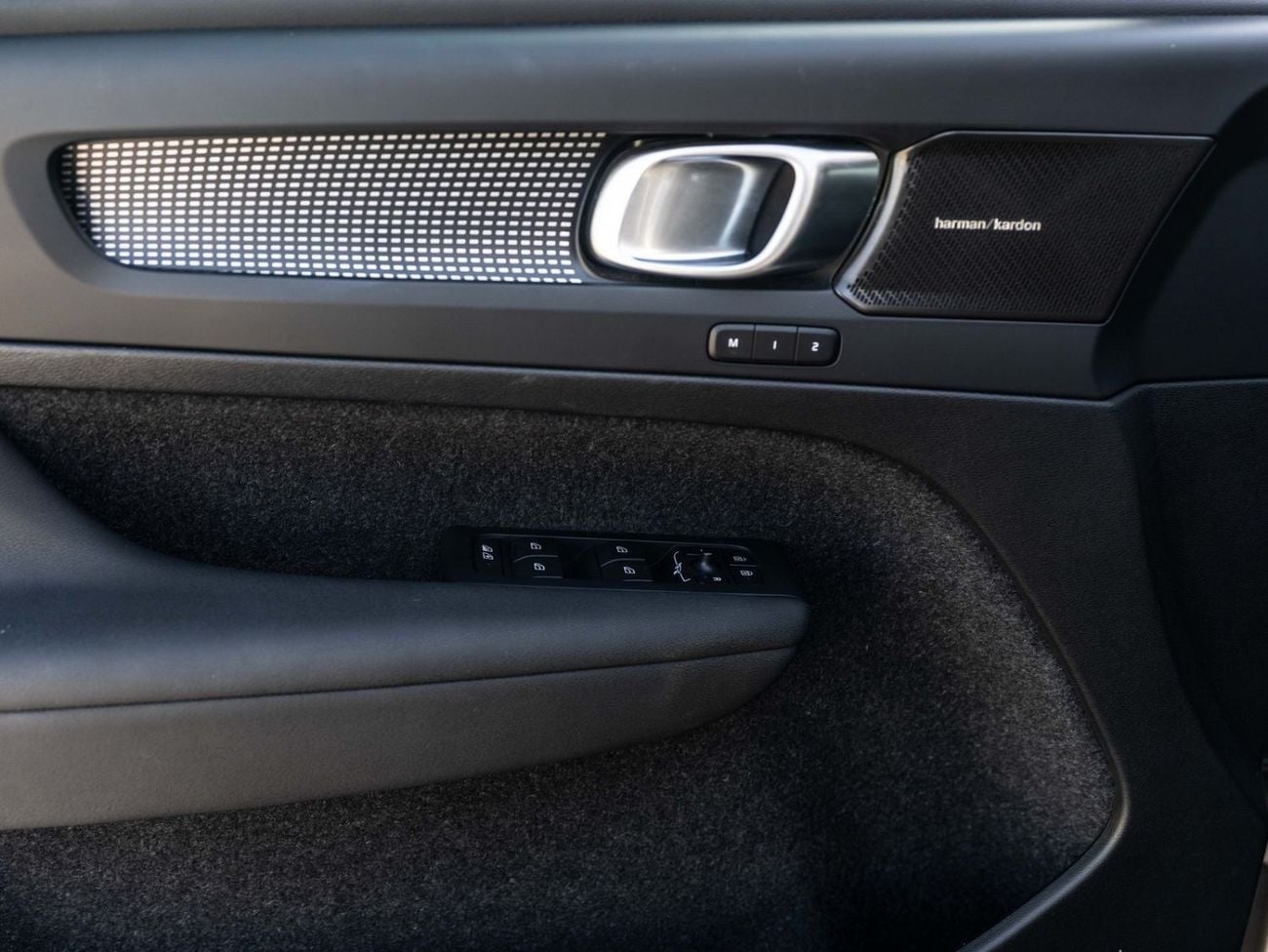فولفو XC 40 ULTIMATE DARK Volvo XC40 2024