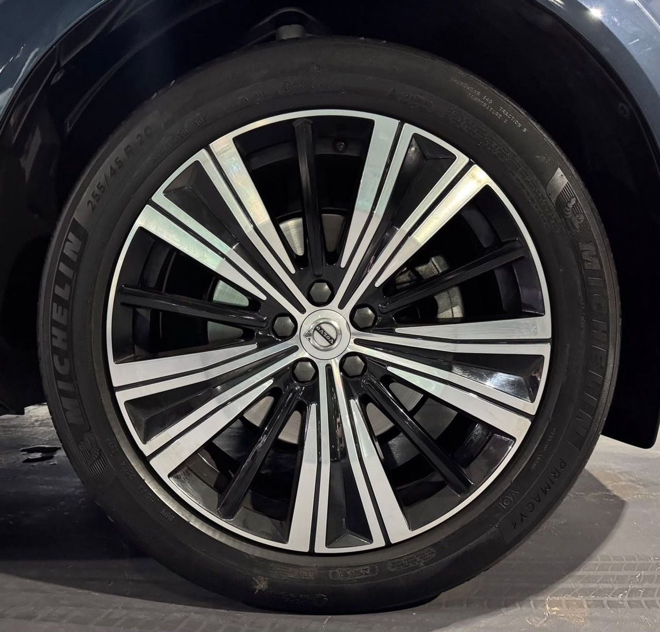 Volvo XC60 ULTIMATE BRIGHT VOLVO XC60 B5 AWD |GCC | Original paint | Al futtaim Warranty 2028