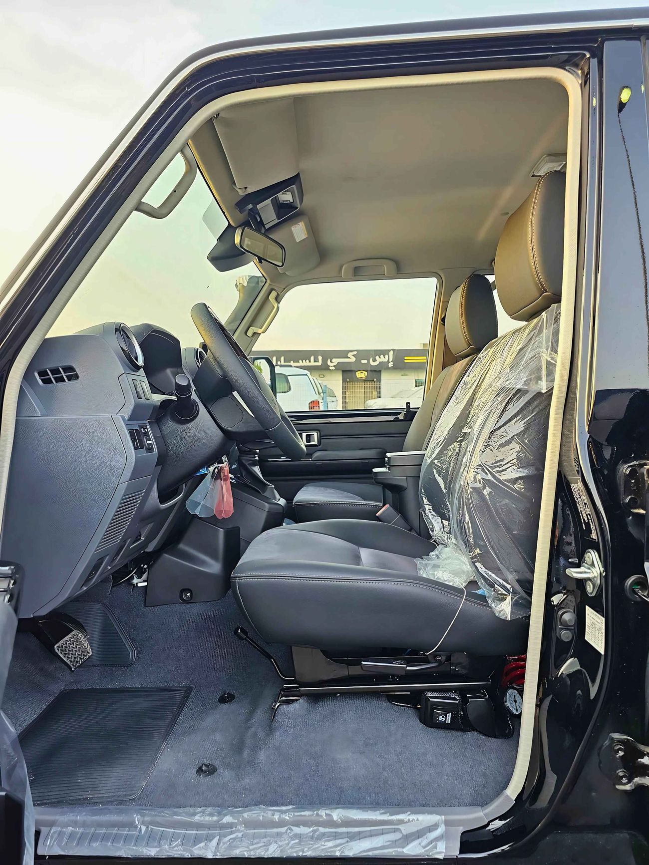 Toyota Land Cruiser 70 LC76  / A/T / 2.8L V4 DIESEL / WINCH SNORKEL / DVD CAMERA / HIGH OPTION / CODE # LX-Z