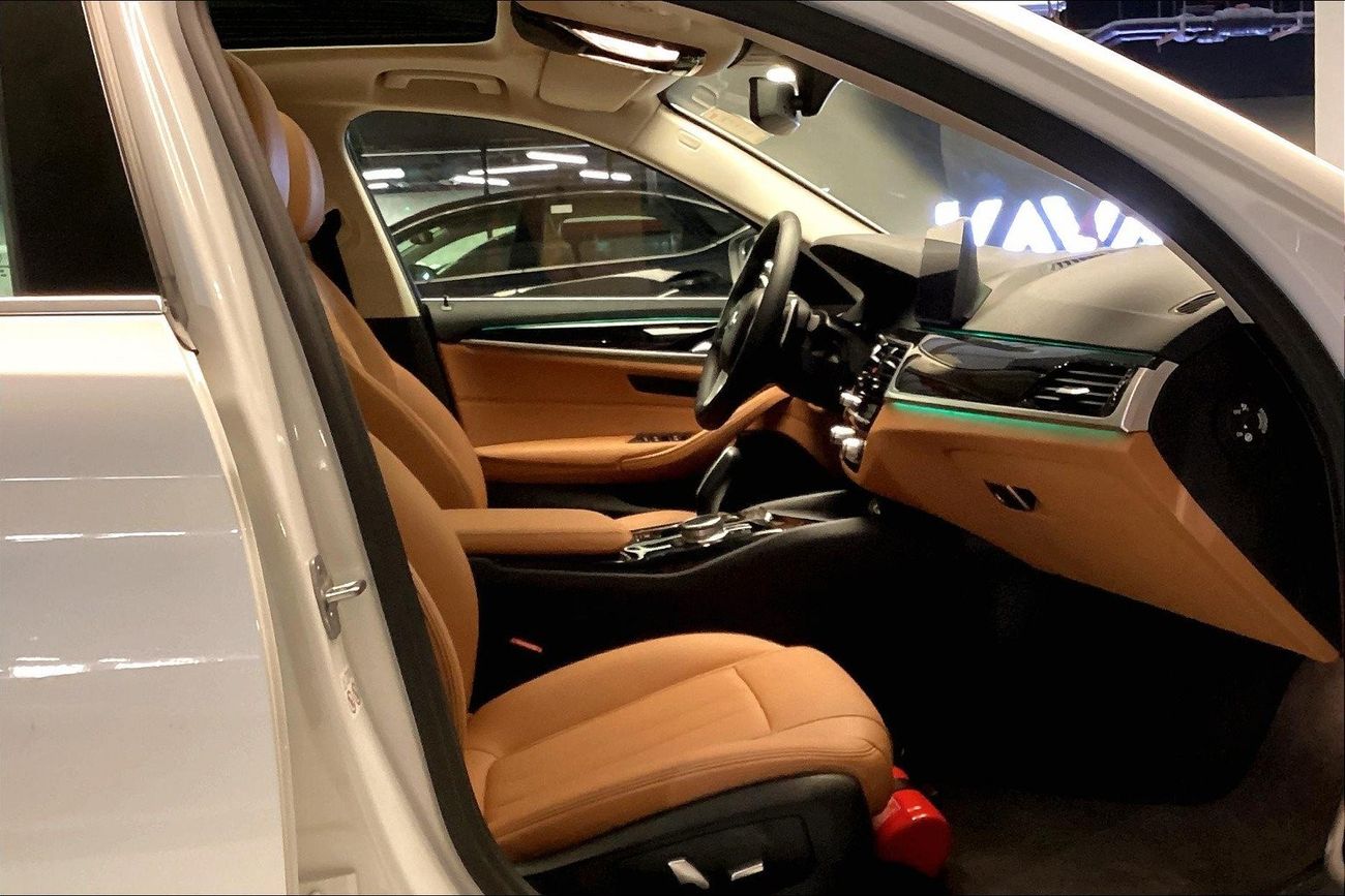 بي أم دبليو 520i Joy Edition | شامل الضمان | 0 ﺪﻔﻋﺓ ﺃﻮﻟﻯ