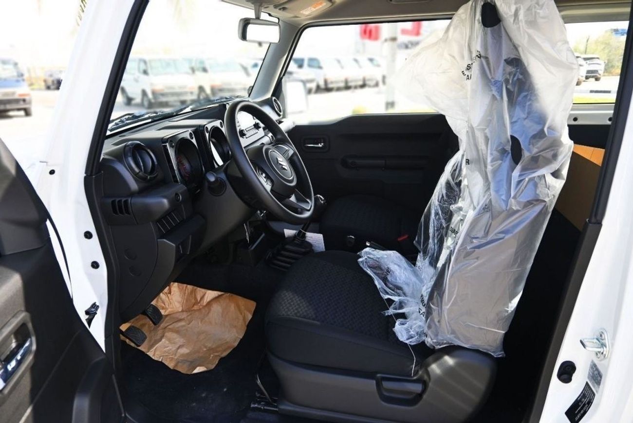 سوزوكي جيمني سوزوكي جيمني موديل 2024 بنزين 1.5 لتر ناقل الحركة يدوي ابيض من الخارج اسود من الداخل