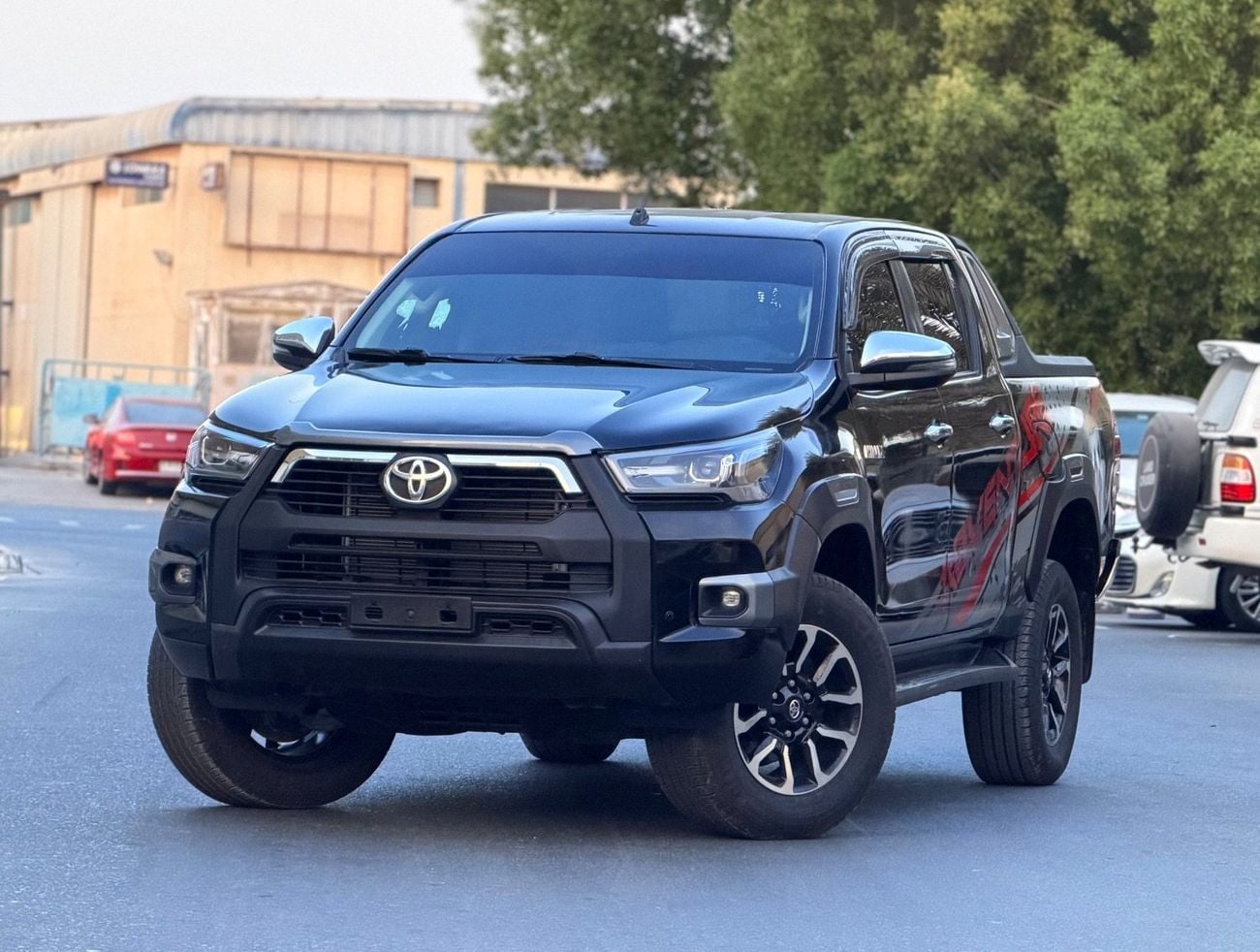 تويوتا هيلوكس أدفنتشر محرك SR5 V4 سعة 2.7 لتر بتصميم مُحسّن مستوحى من طراز Adventure 2025، مع خيارات كاملة من حيث الشكل ال