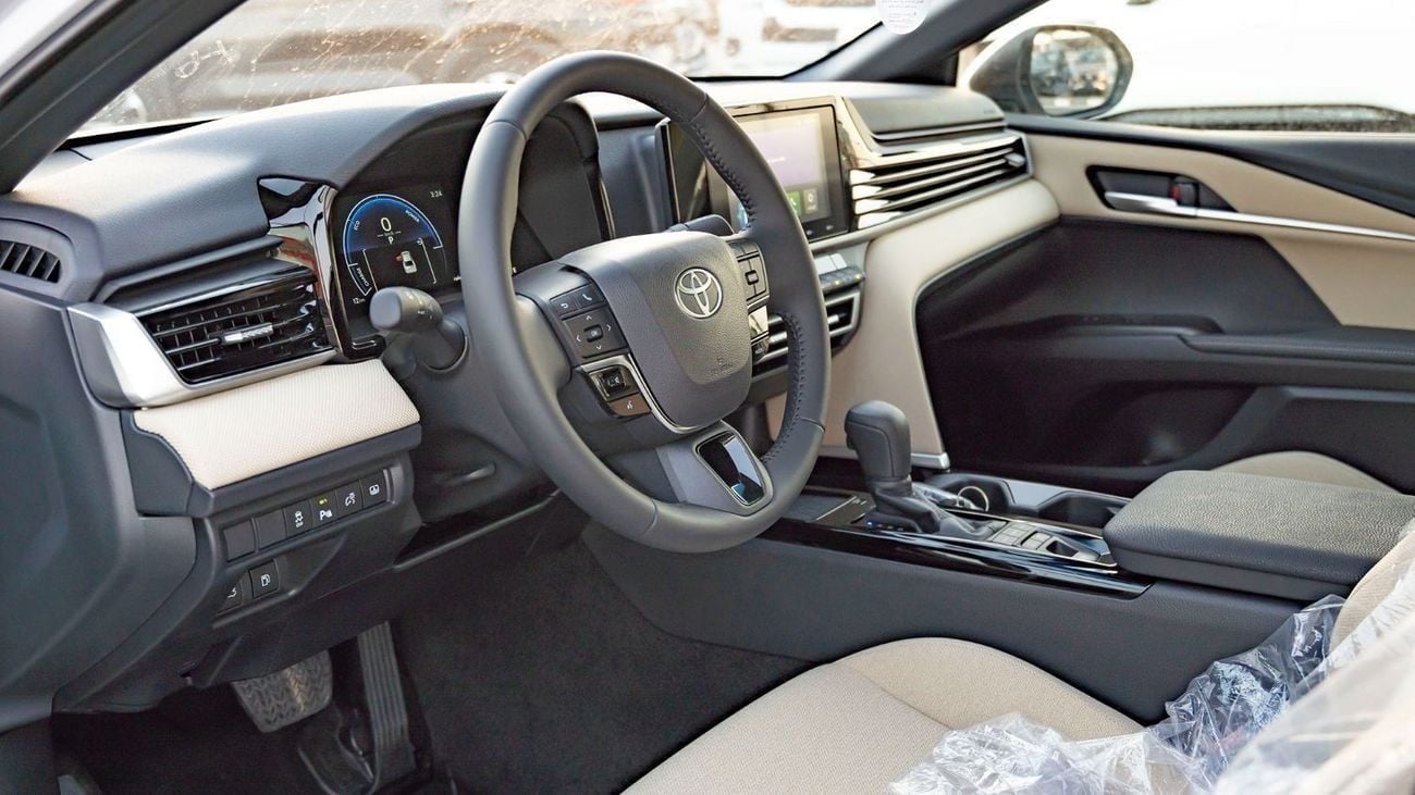 Toyota Camry GLE HEV 2026 Toyota Camry LE 2.5L AT Hybrid (Silver)