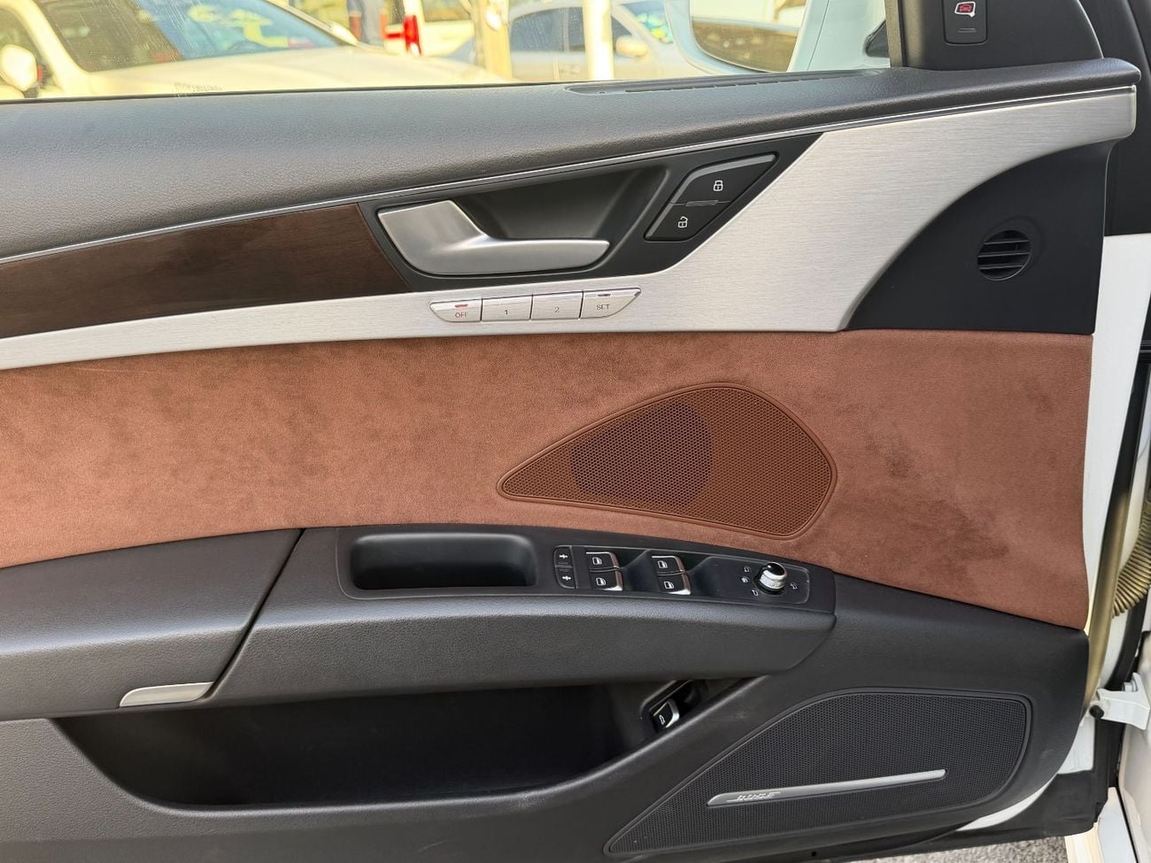 Audi A8 L 60 TFSI quattro 4.0L (454 HP)