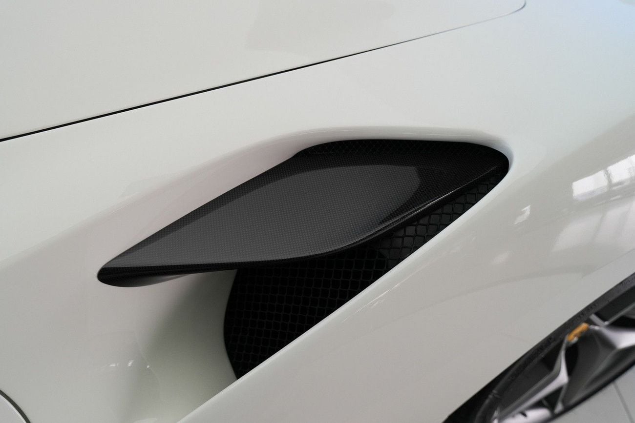 فيراري ف ٨ سبيدر STD (3.9L · 8 Cyl · Automatic · Petrol · Convertible · Rear Wheel Drive · 2 Seats · 2 Door)