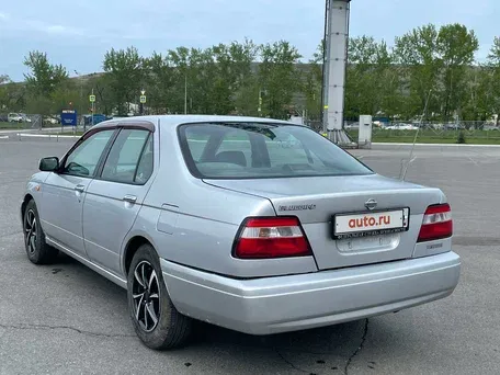 Nissan Bluebird exterior - Rear Right Angled