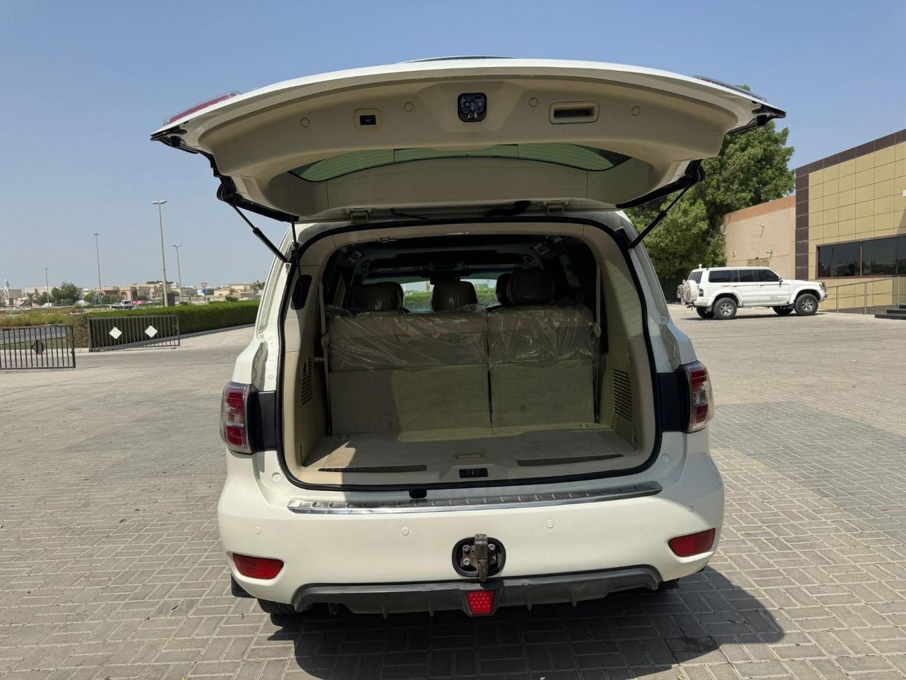 نيسان باترول Nissan patrol 2010 V8 big engine Gcc Full options