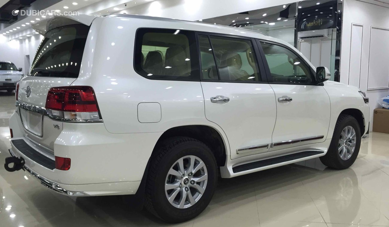 Toyota Land Cruiser جلد ثلاث شاشات فل كامل  GXR V8.