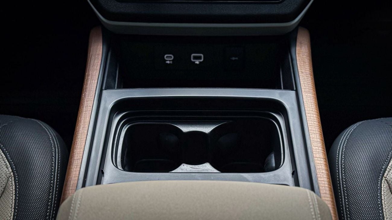 لاند روفر ديفندر P400 90 X-Dynamic HSE 3.0L (5 Seater)