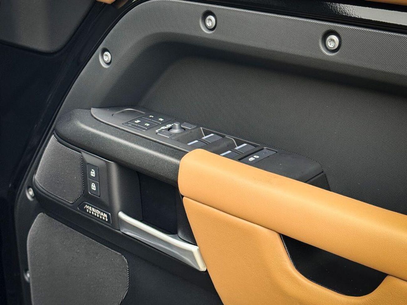 لاند روفر ديفندر 