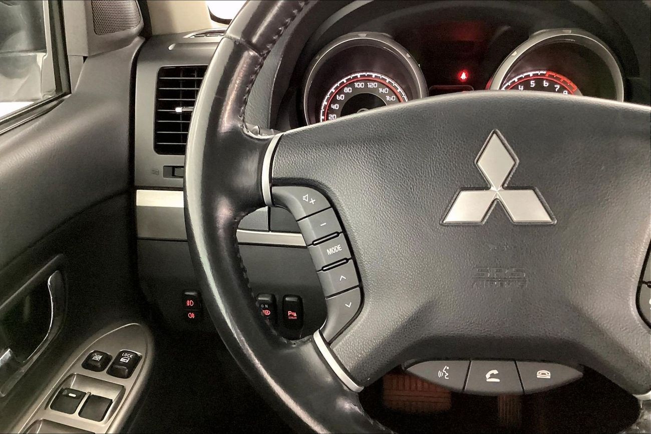 ميتسوبيشي باجيرو GLS Highline | National Day Celebration | شامل الضمان | 0 ﺪﻔﻋﺓ ﺃﻮﻟﻯ