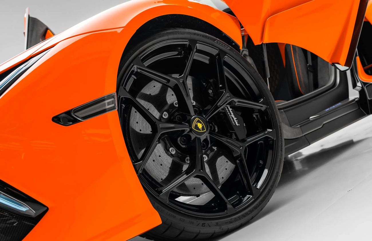 لامبورغيني ريفويلتو 6.5L V-12 Naturally Aspirated Engine + eMotor