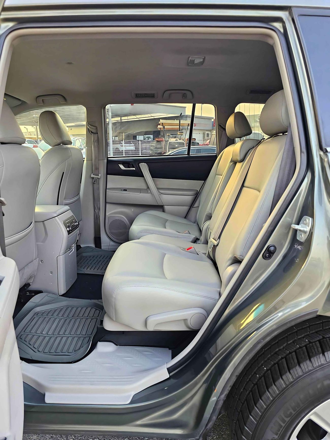 تويوتا هايلاندر BASE/ V6 AWD/ ELECTRIC AND LEATHER SEATS/ DVD REAR CAMERA/ LOT# 50303