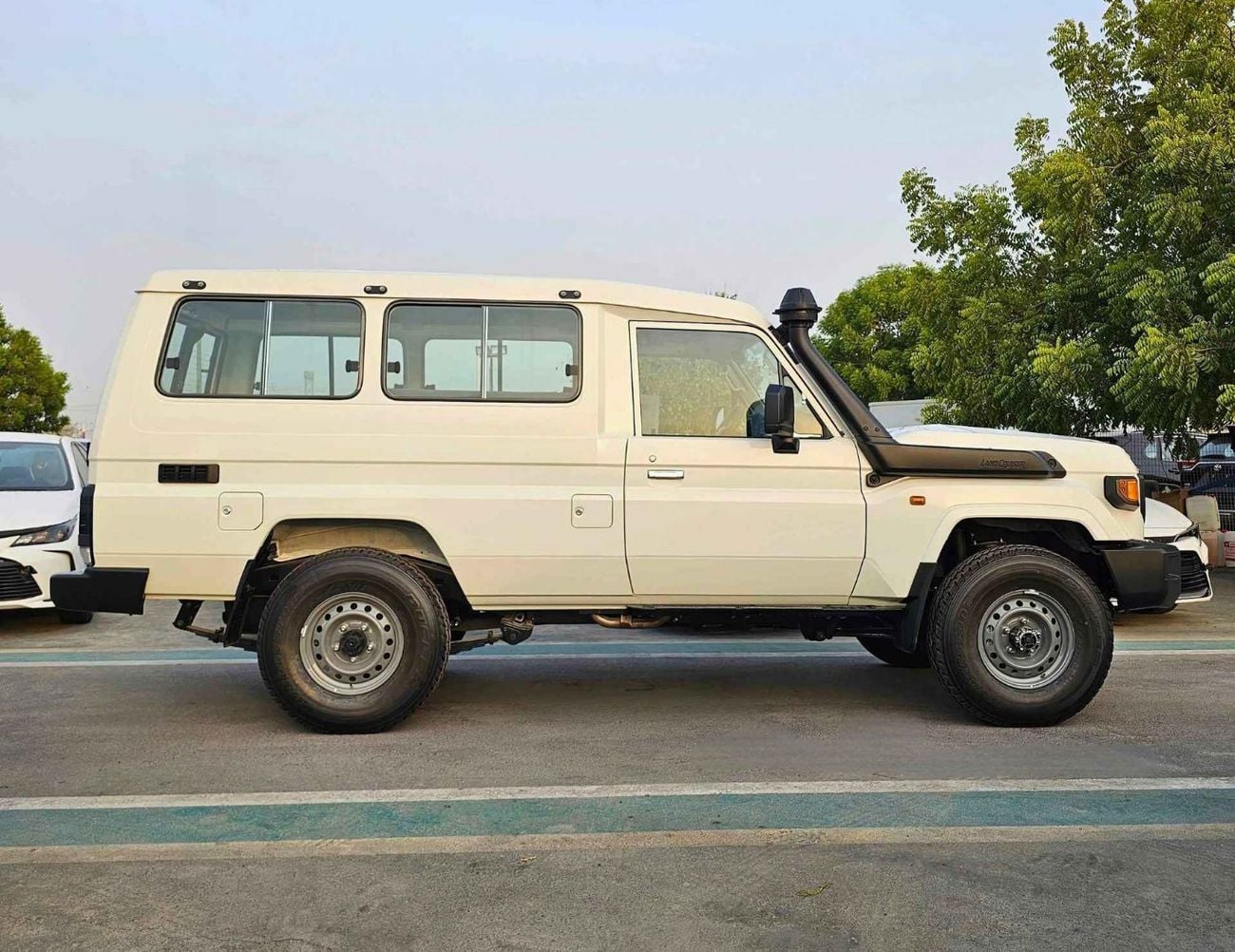 تويوتا لاند كروزر 70 LC78 3 DOOR / 4.0L PETROL A/T / SNORKEL, MANUAL WINDOWS, DUAL TANK  (CODE # 78ATY)