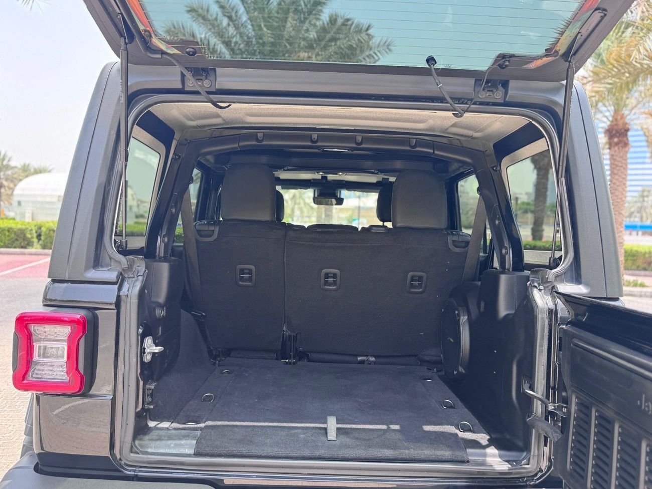 Jeep Wrangler Jeep Wrangler Unlimited, right-hand drive, 3.6L V6 petrol engine, automatic transmission, 4WD, remov