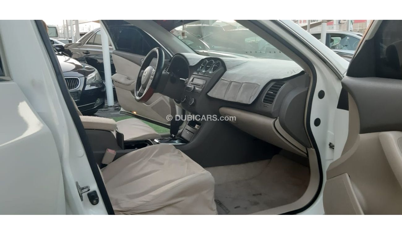 Nissan Altima Without accidents No.2, white color inside beige, fingerprint, cruise control, rear wing control, se