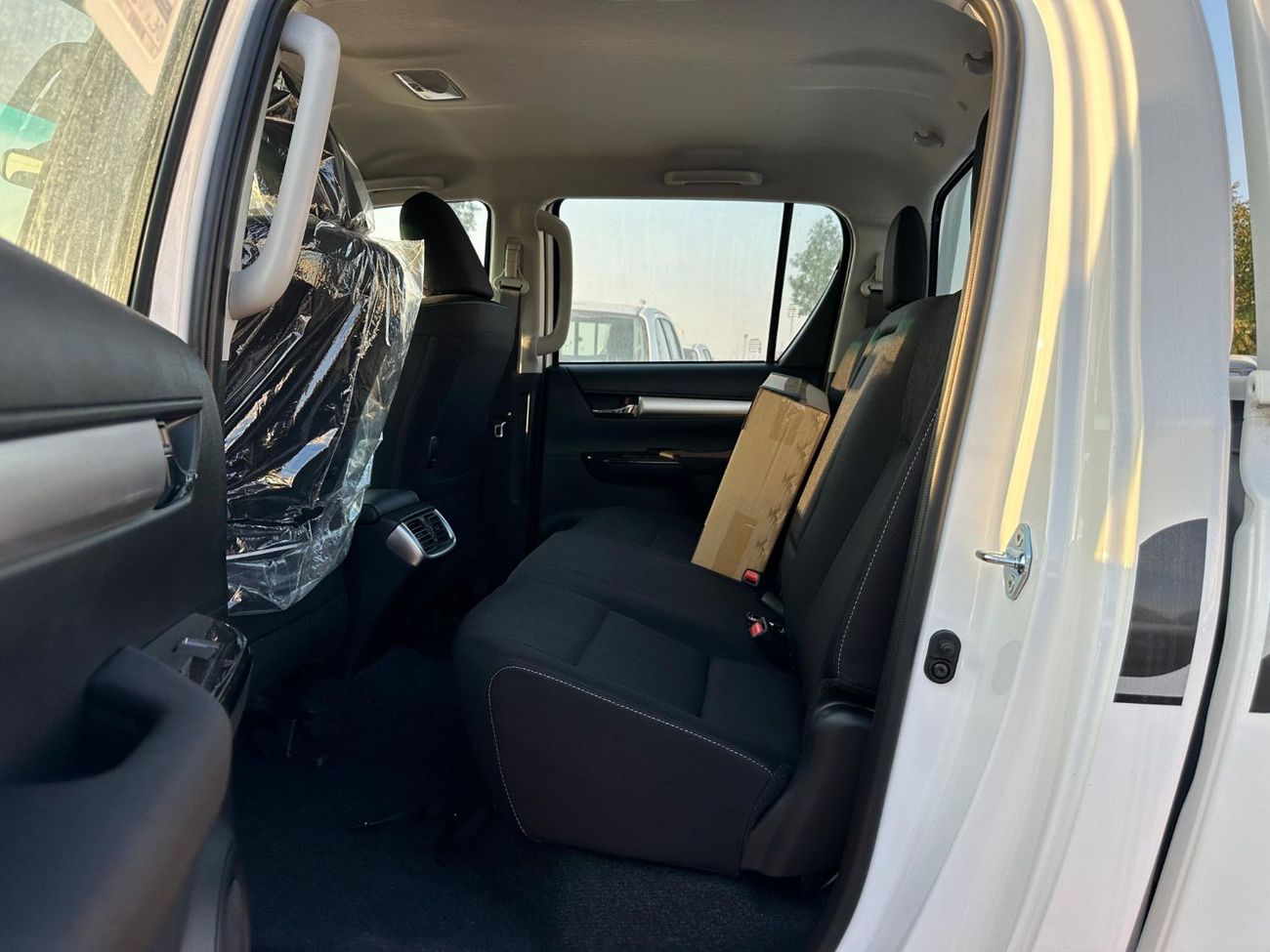 Toyota Hilux TOYOTA HILUX  2.7 MT full option without PS white -black 2024