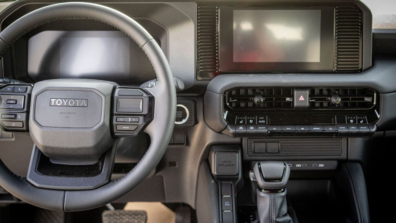 تويوتا برادو 2.7L 4-cylinder inline petrol, 4 door, 7 seats