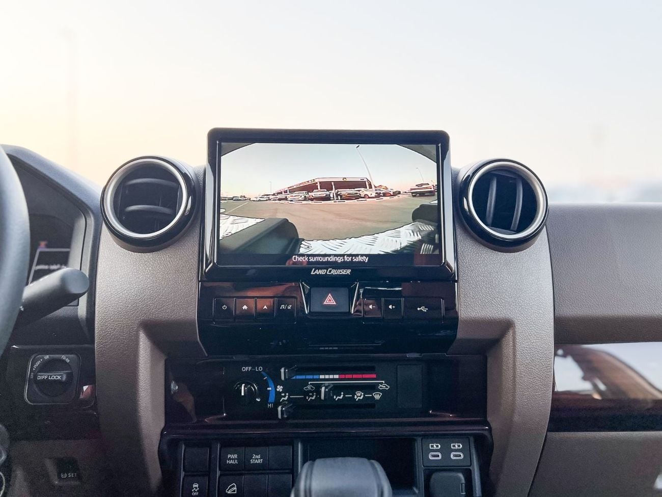 تويوتا لاند كروزر بيك آب 2026 Toyota Land Cruiser LC79 Double Cab LX-Z AT تويوتا لاند كروزر LC79 موديل 2026، كابينة مزدوجة LX-Z، ناقل حركة أوتوماتيكي - للتصدير فقط