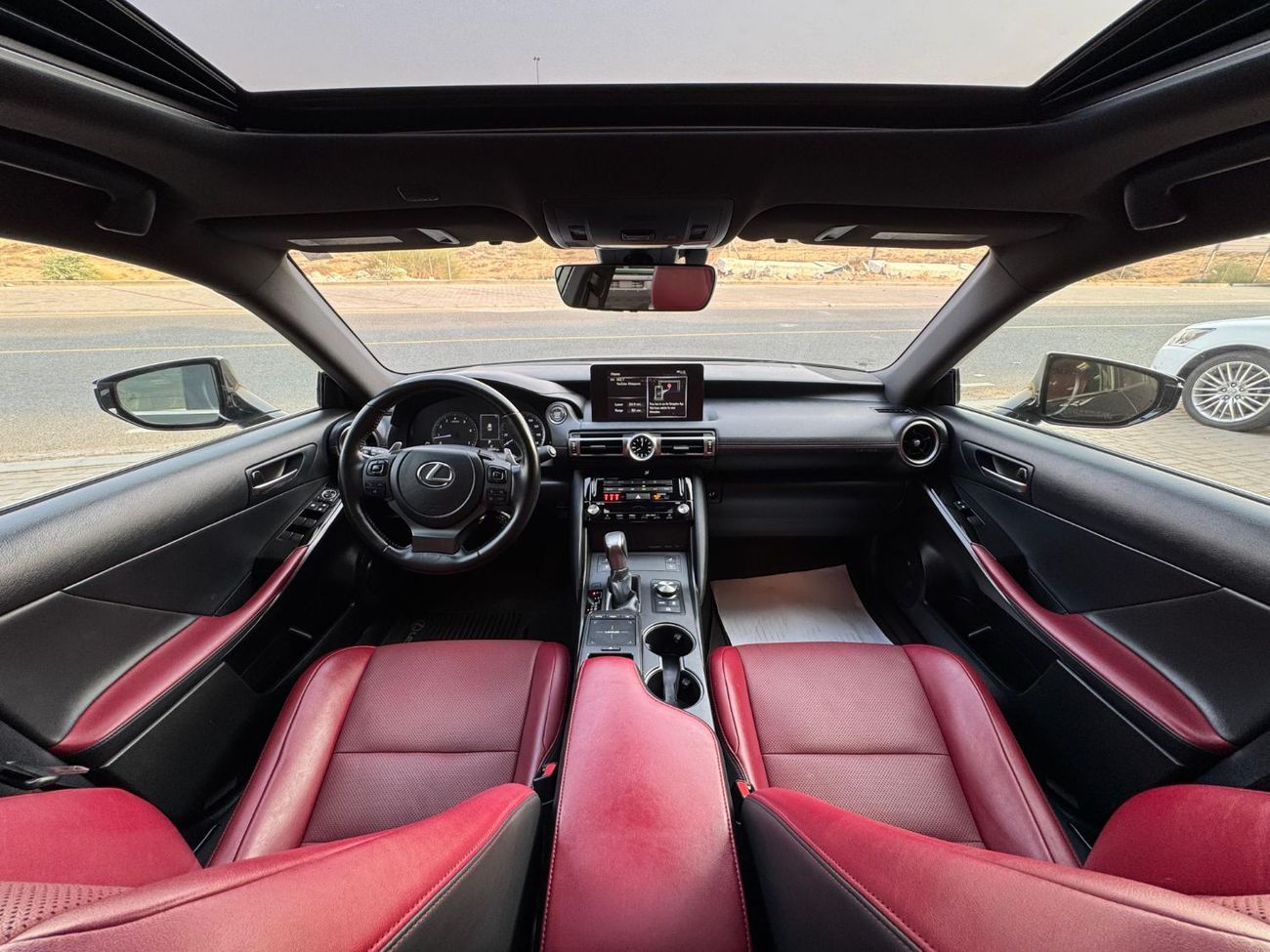 لكزس IS 350 محرك V6 سعة 3.5 لتر / طقم F-SPORT / استهلاك منخفض للموارد / رادار / مساعدة على الطريق / تبريد وتدفئة