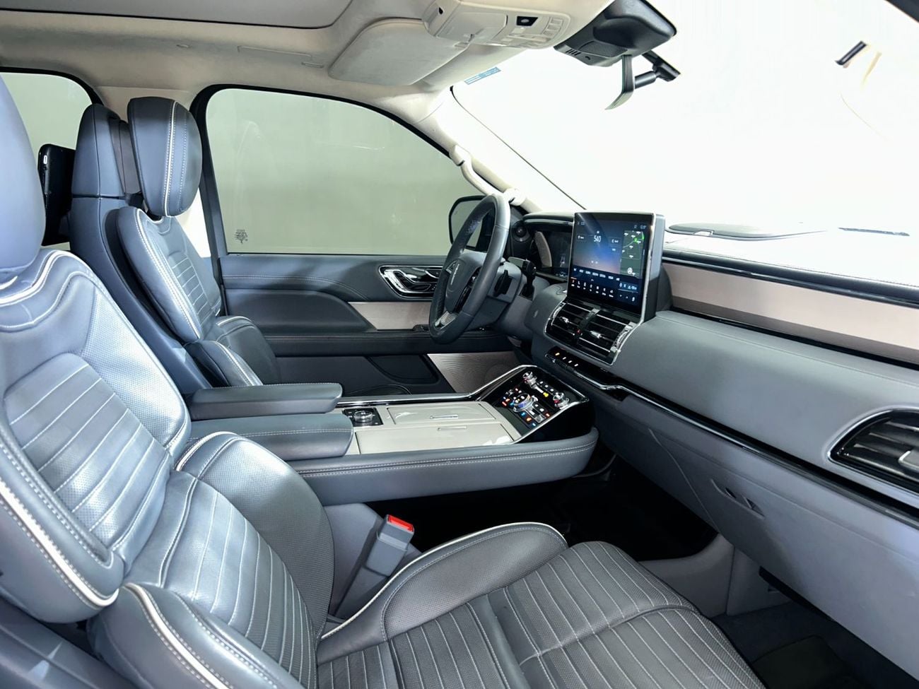 لينكولن نافيجاتور بريزيدنشيال NV-N1923L/AL TAYER MOTORS/ AL QOUZ SHOWROOM