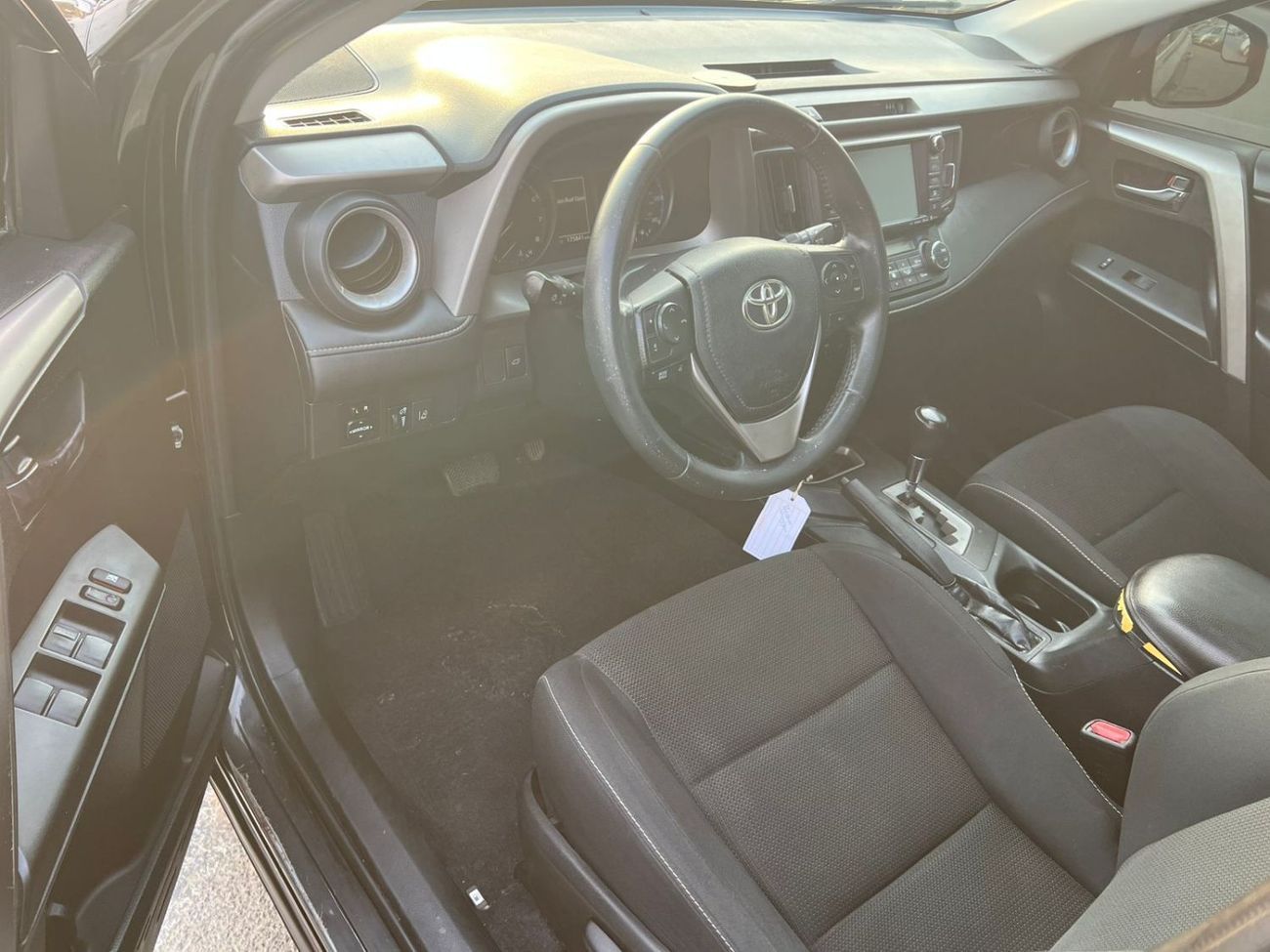 Toyota RAV4 2017 Toyota Rav4 XLE 2.5L V4 Mid Option - Sunroof - Rear Cam - Auto Trunk