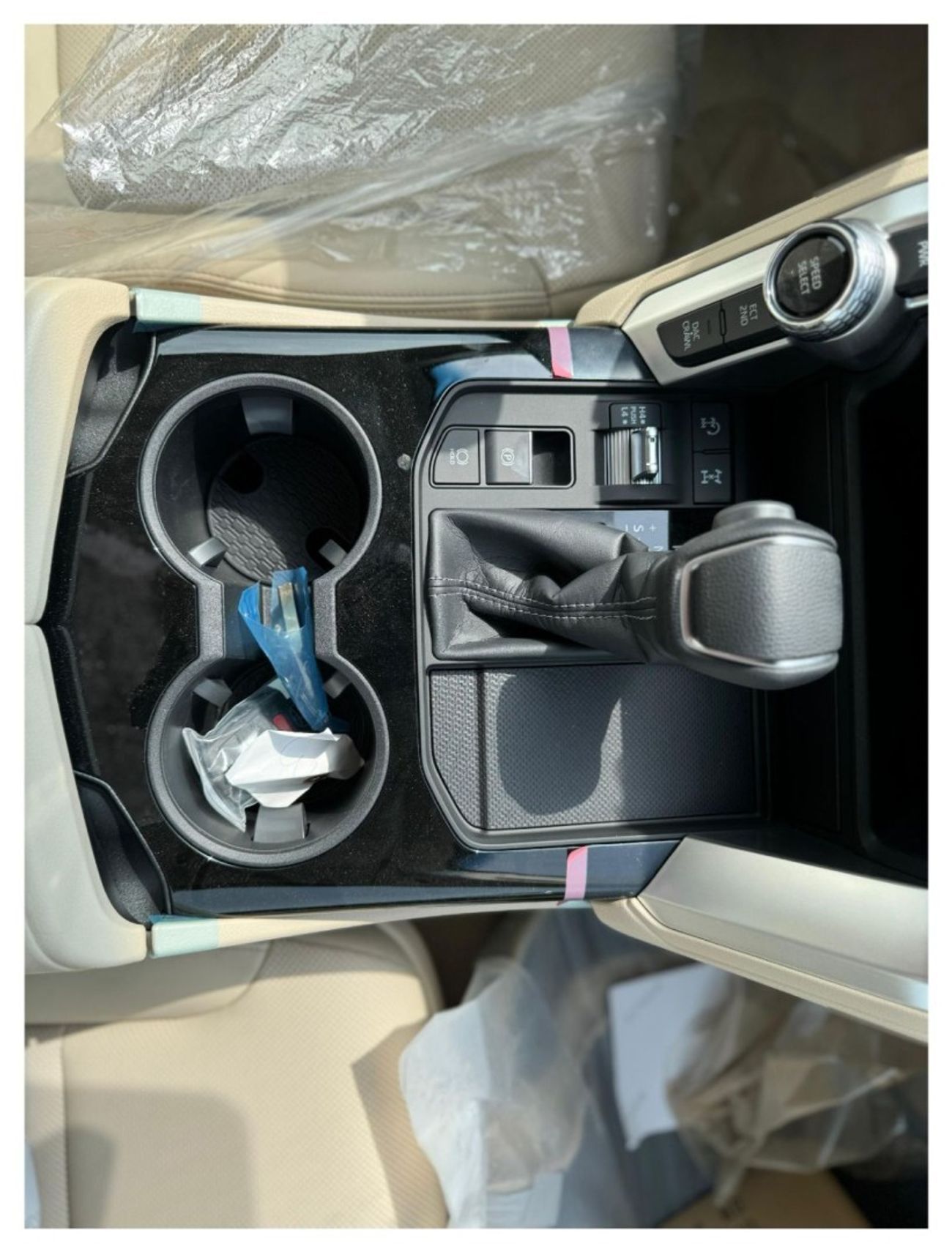 تويوتا لاند كروزر GXR 4.0L FULL OPTION WITH SUNROOF AND COOLING BOX