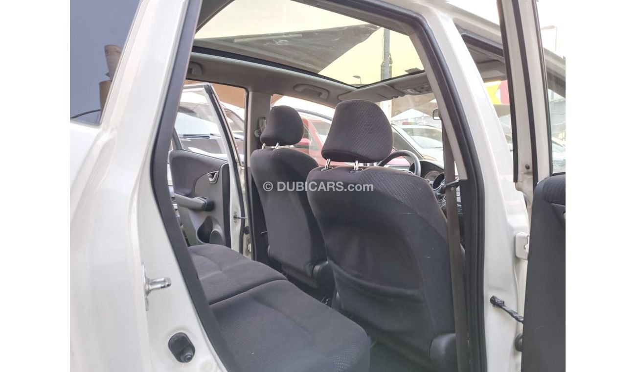 Honda Jazz Gulf model 2014 hatchback, panoramic, cruise control, alloy wheels, excellent condition