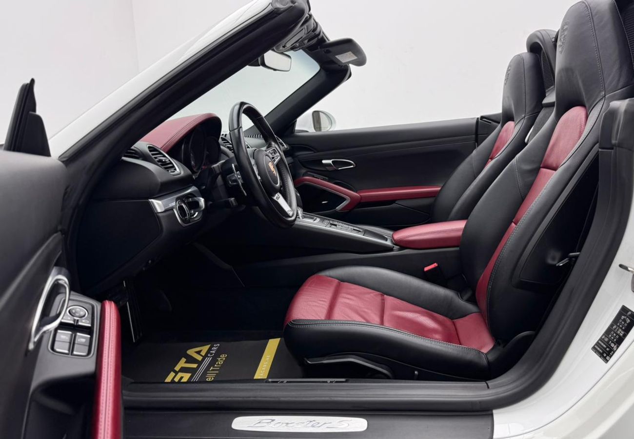 بورش بوكستر 718 S 2.5L A/T 2017 Porsche 718 Boxster S, Porsche Service History, Excellent Condition, GCC