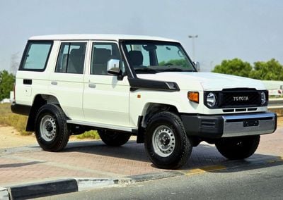 تويوتا لاند كروزر LC76 DIESEL 2.8T - STD - E - DIFF LOCK - A/T - WHITE INSIDE BEIGE - 2025 - OMANI
