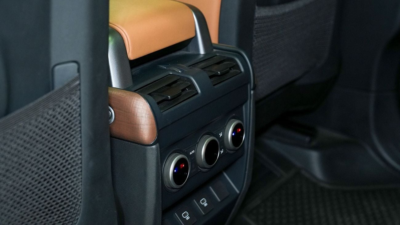 Land Rover Defender P400 110 HSE 3.0L (5 Seater)