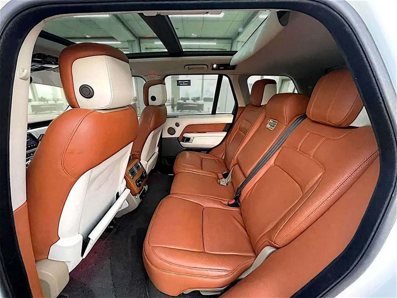 لاند روفر رينج روفر 2,064 P.M Pristine HSE V6 | GCC Specs | Low Mileage