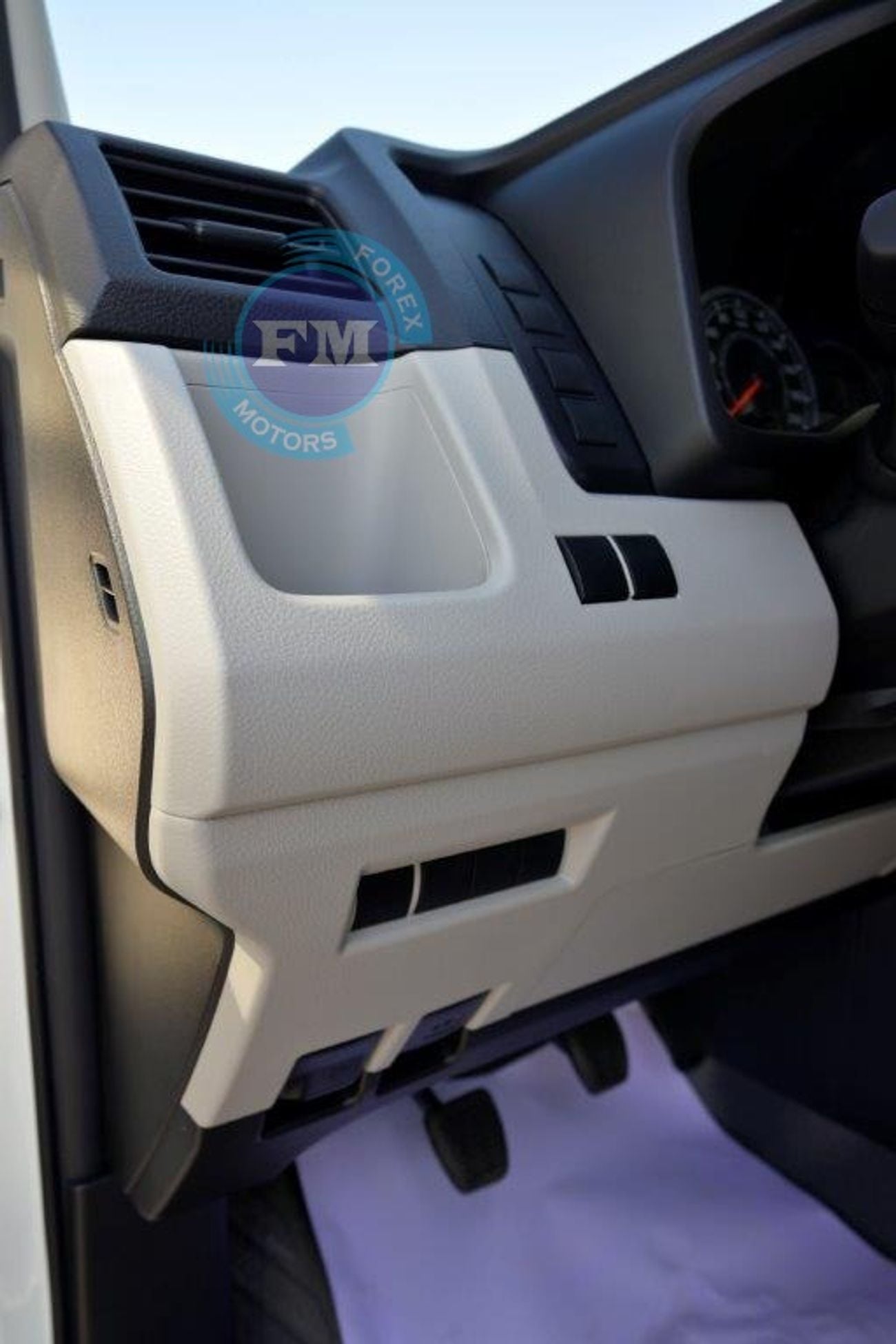Toyota Hiace V6 3.5L 13 Seater